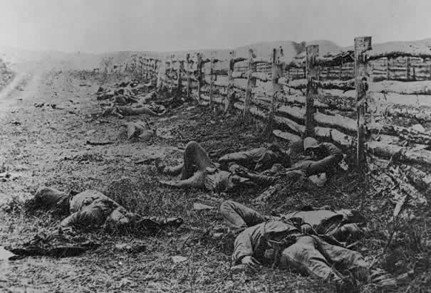 soldados confederados mortos: batalha de antietam (1862, foto de alexander gardner)