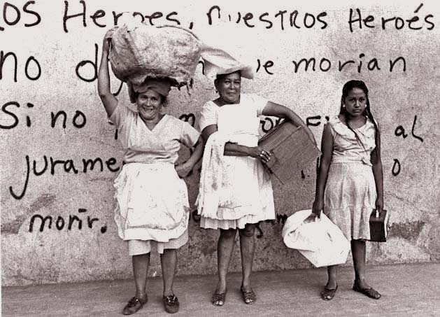 Na foto tirada pela poeta beatnik americana Margaret Randall em visita a Nicarágua na década de 70, mostram mulheres diante de um muro onde estão escritos versos de Rugama.